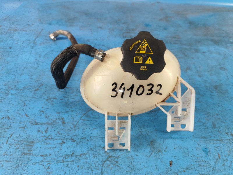 Запчасть бачок расширительный JEEP COMPASS 17-21 2018 2.4 EDD 68289857AA Б/У Бачок расширительный JEEP COMPASS 17-21 2018 2.4 EDD 68289857AA Б/У