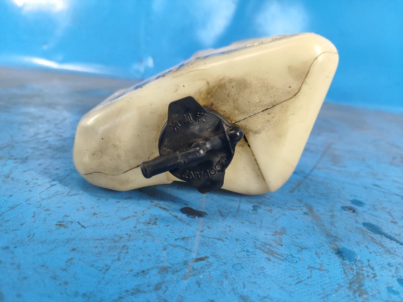 Бачок расширительный CAMRY 30 02-06 Бачок расширительный CAMRY 30 02-06