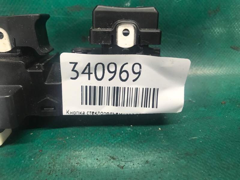Кнопка стеклоподъемника передняя правая ELANTRA AD 16- 2017