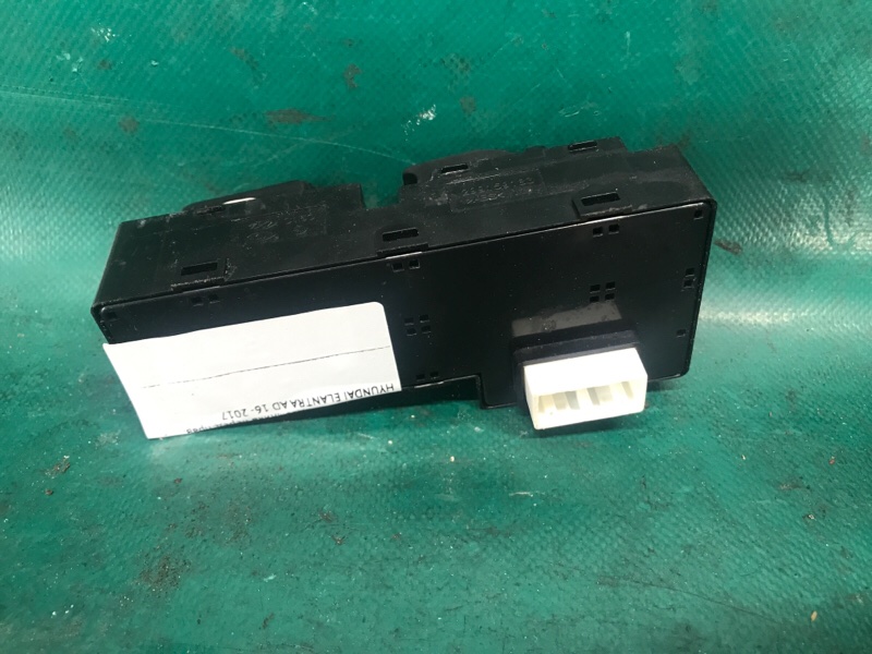 Кнопка стеклоподъемника передняя правая HYUNDAI ELANTRA AD 16-