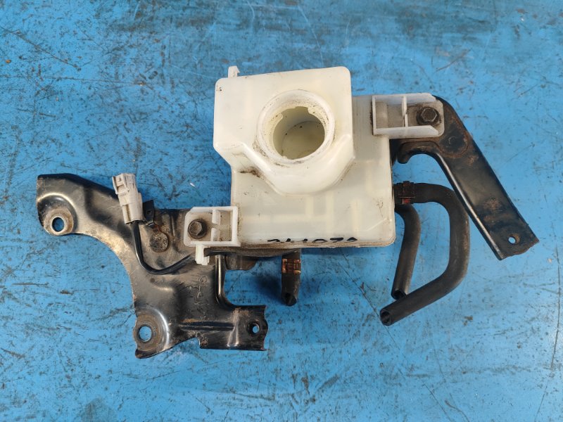 Бачок главного тормозного цилиндра PRIUS - 30 09-17