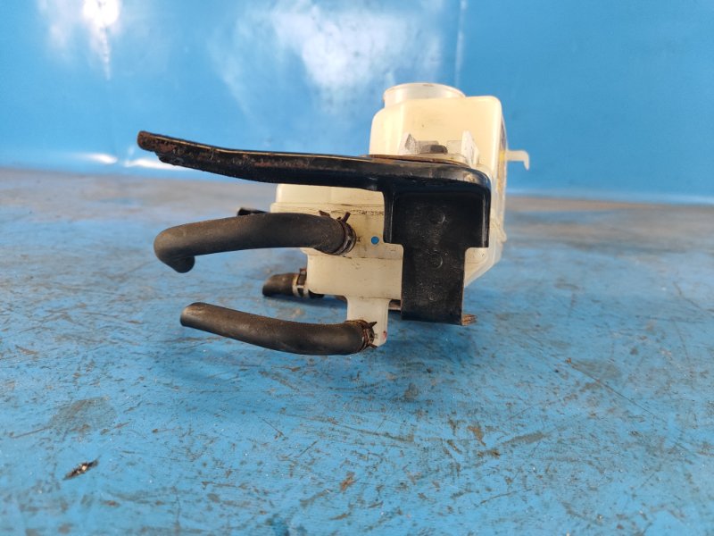 Бачок главного тормозного цилиндра TOYOTA PRIUS - 30 09-17