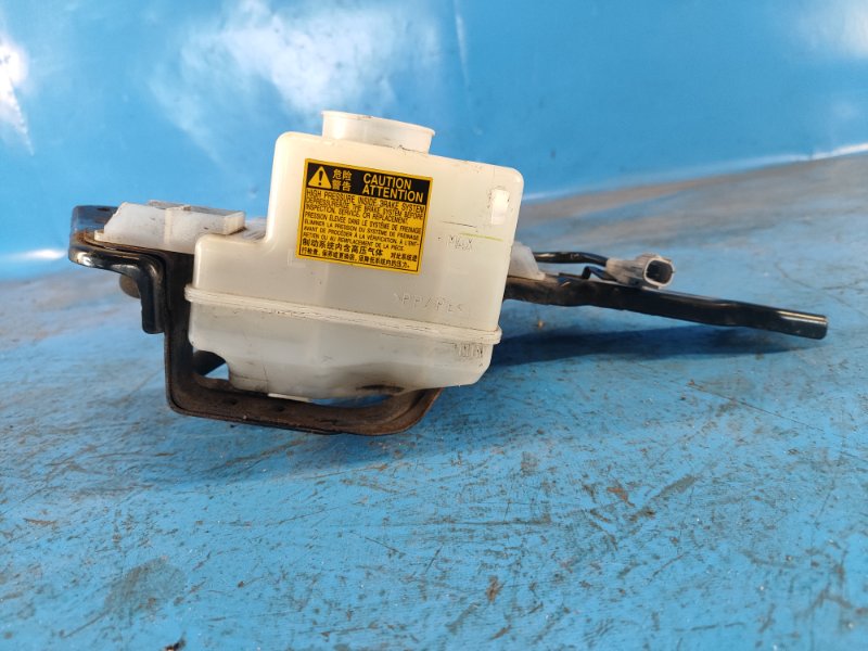 Бачок главного тормозного цилиндра PRIUS - 30 09-17