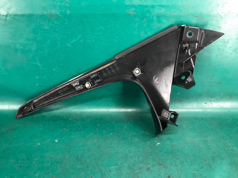 Накладка крышки багажника правая NX 14-21 2021 8ARFTS 2.0TURBO