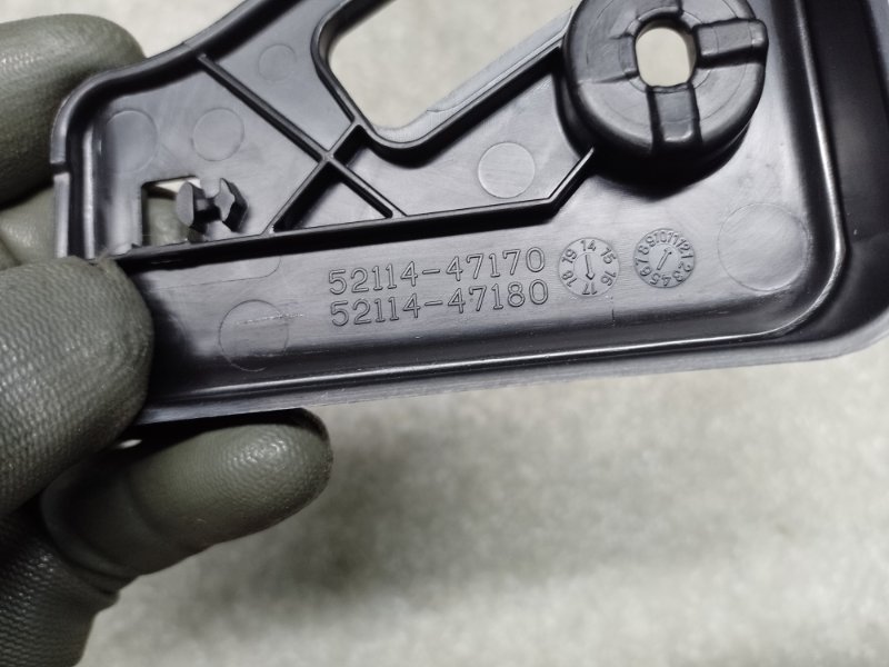 Площадка номерного знака передняя TOYOTA PRIUS 16-