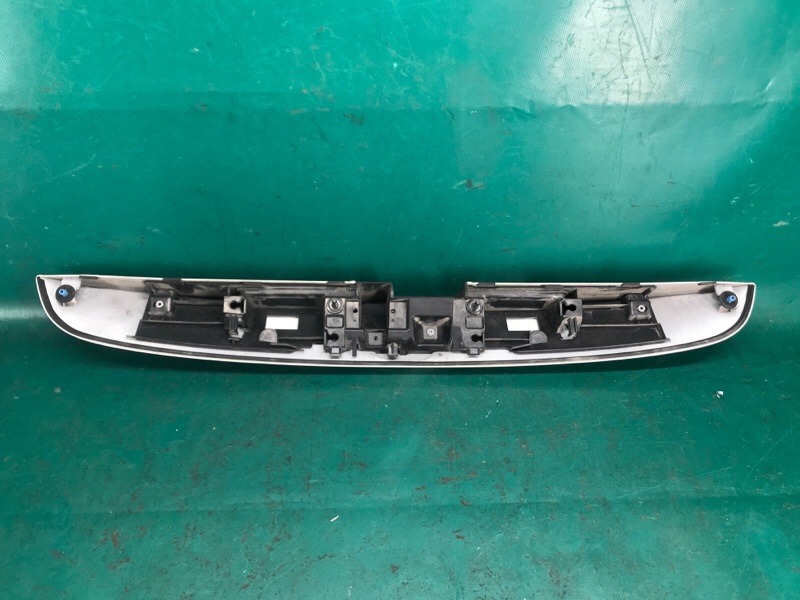 Панель подсветки номера JUKE 10-19 2013 1.6 MR16DDT