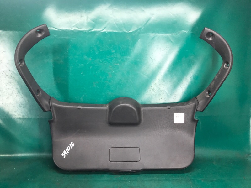 Обшивка крышки багажника NISSAN JUKE 10-19 2013 1.6 MR16DDT 90901-1KA0A Б/У