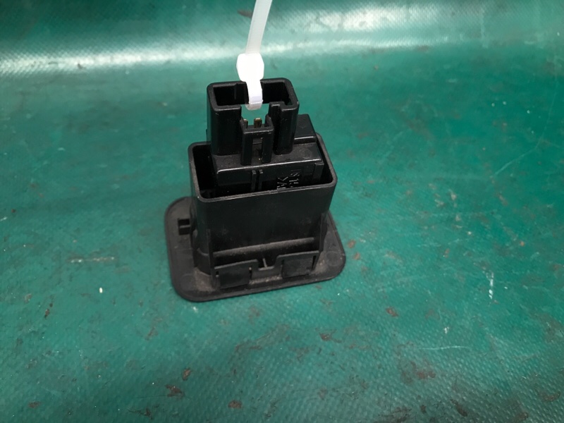 Кнопка закрывания крышки багажника VENZA 09-16 2009 3.5 2GR-FE