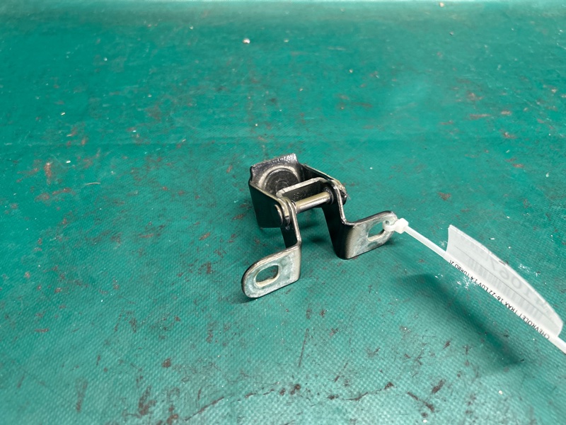 Петля крышки багажника TRAX 16-22 2018 LUV 1.4 TURBO