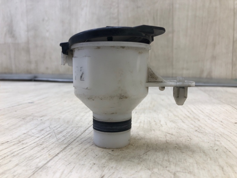 Горловина бачка стеклоомывателя TOYOTA PRIUS - 30 09-17