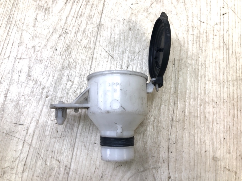 Горловина бачка стеклоомывателя PRIUS - 30 09-17