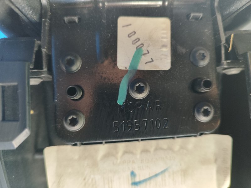 Подлокотник RENEGADE (BU) 14- 2015 2.4 ED6 Подлокотник RENEGADE (BU) 14- 2015 2.4 ED6