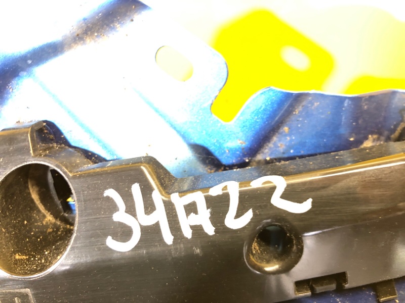 Кронштейн переднего бампера (на крыле) левый LEAF 18-