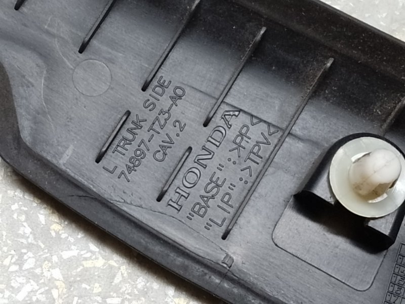 Накладка крышки багажника задняя левая ACURA TLX 14-17 2.4 K24W7