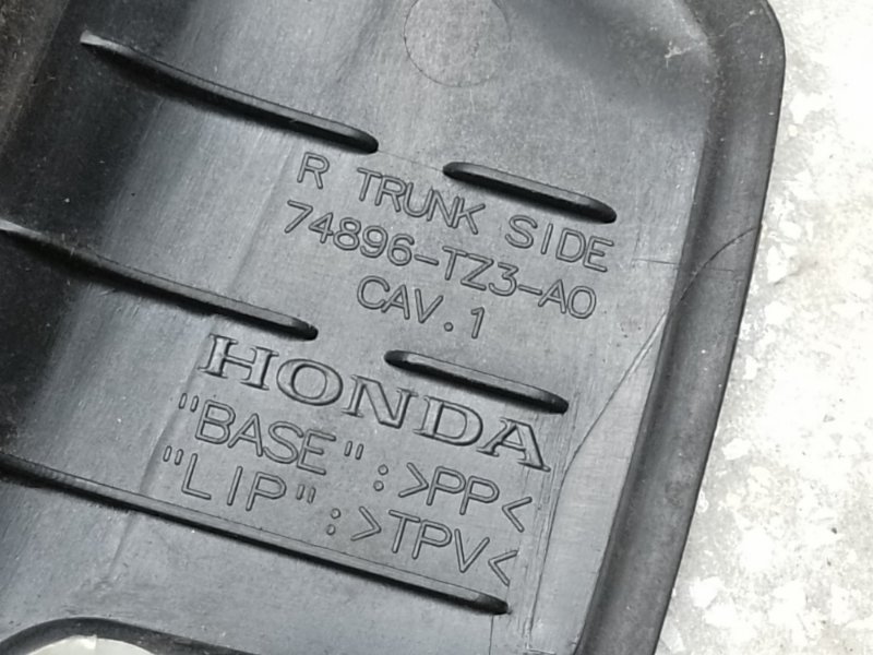 Накладка крышки багажника задняя правая ACURA TLX 14-17 2.4 K24W7