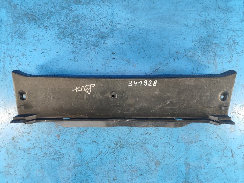 Накладка панели багажника внутренняя LEXUS HS250H (ANF10) 09-12 2009 2.4 2AZFXE 5838775010 Б/У