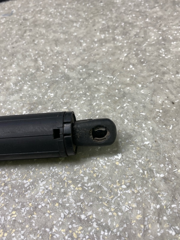 Амортизатор крышки багажника правый FORD ESCAPE 12-19 T20HDTX Амортизатор крышки багажника правый FORD ESCAPE 12-19 T20HDTX