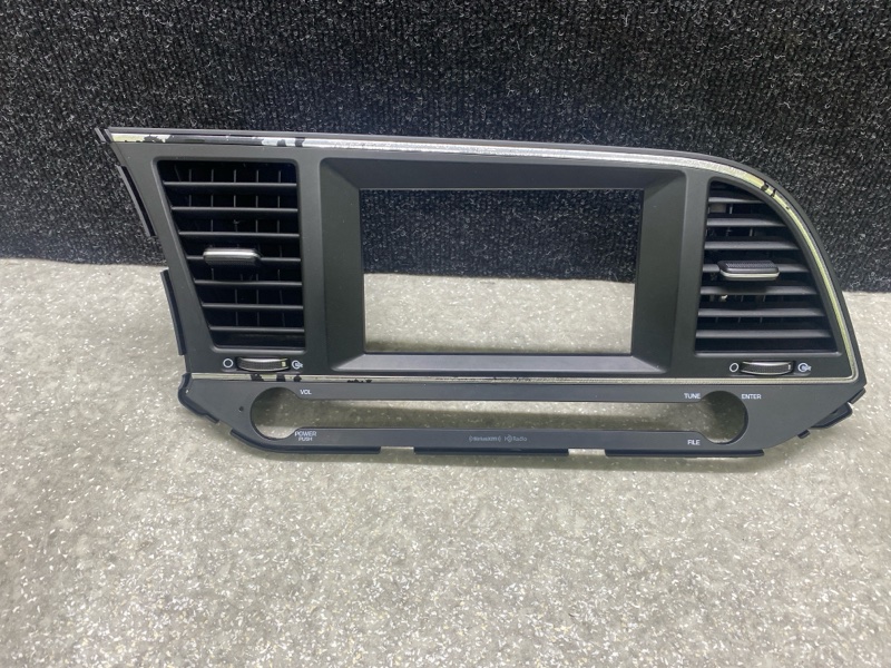 Накладка торпедо под магнитолу HYUNDAI ELANTRA AD 16- 2016 2.0 G4NH 84704-F3210TRY Б/У