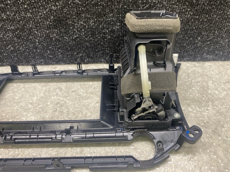 Накладка торпедо под магнитолу ELANTRA AD 16- 2016 2.0 G4NH