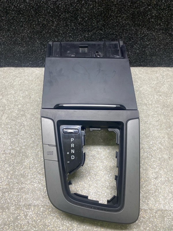 Консоль центральная HYUNDAI ELANTRA AD 16- 2016 2.0 G4NH 84650-F2GB0UN5 Б/У