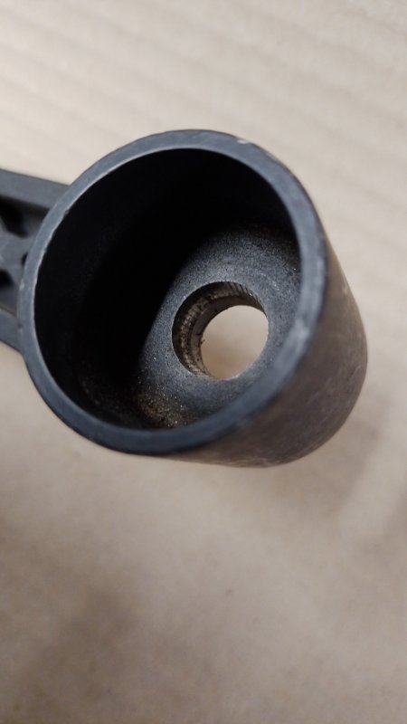 Поводок стеклоочистителя передний L200 06-14