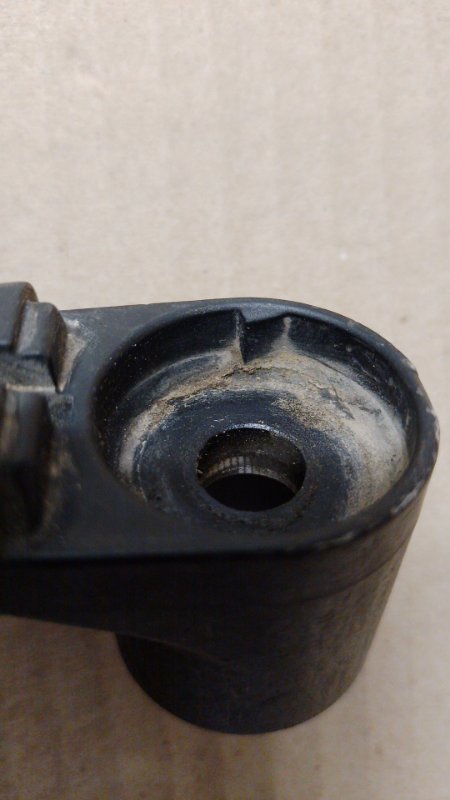 Поводок стеклоочистителя передний L200 06-14