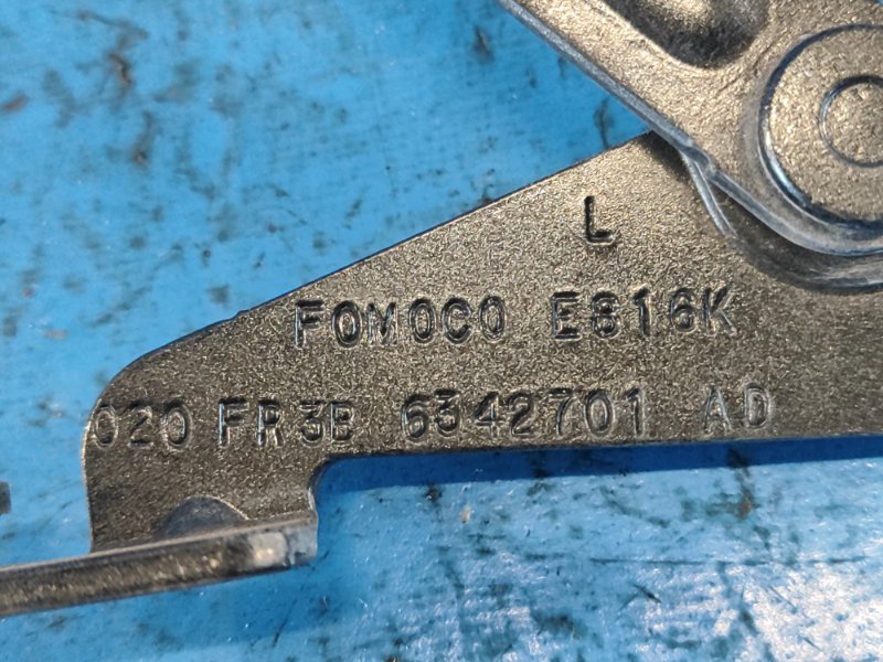 Петля крышки багажника левая FORD MUSTANG 15-