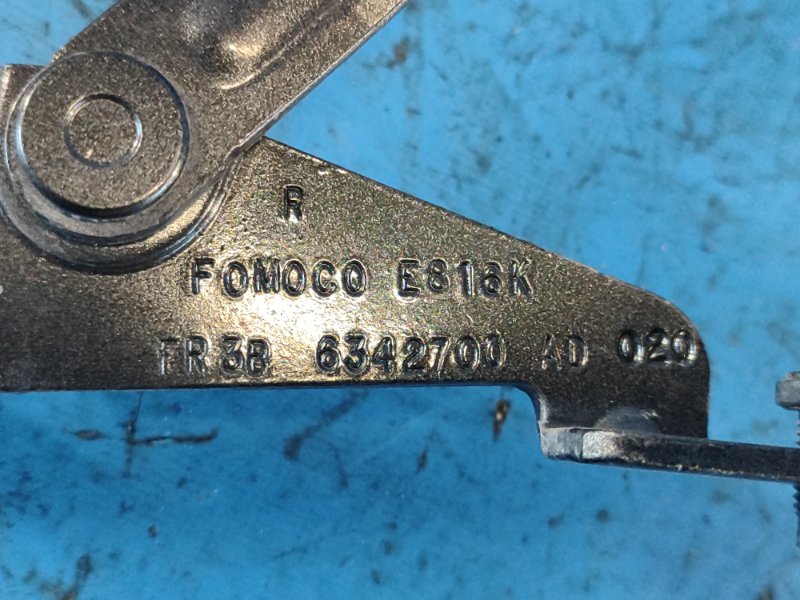 Петля крышки багажника правая FORD MUSTANG 15-