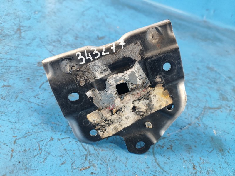 Кронштейн усилителя заднего бампера правый LEXUS HS250H (ANF10) 09-12 2009 2.4 2AZFXE 5201575020 Б/У