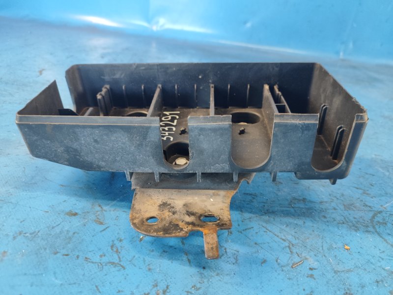 Кронштейн блока предохранителей MUSTANG 15-