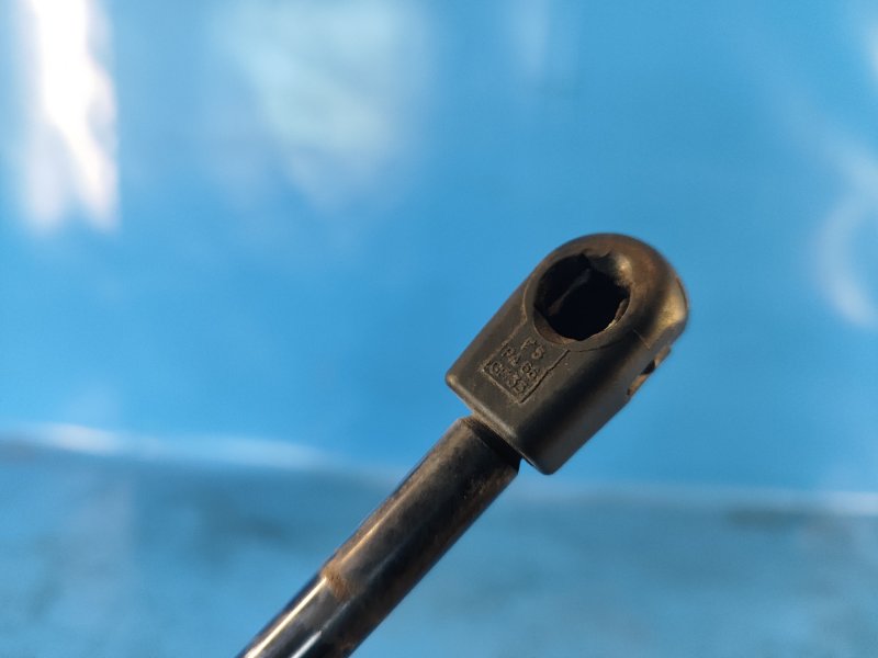 Амортизатор крышки багажника правый FORD ESCAPE 12-19 T15HDTX Амортизатор крышки багажника правый FORD ESCAPE 12-19 T15HDTX