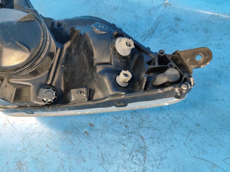 Фара правая PRIUS - 20 03-11 2006 1NZ-FXE 1.5L Фара правая PRIUS - 20 03-11 2006 1NZ-FXE 1.5L