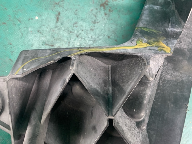 Кронштейн крепления фары правый DODGE DURANGO 11- (WD)