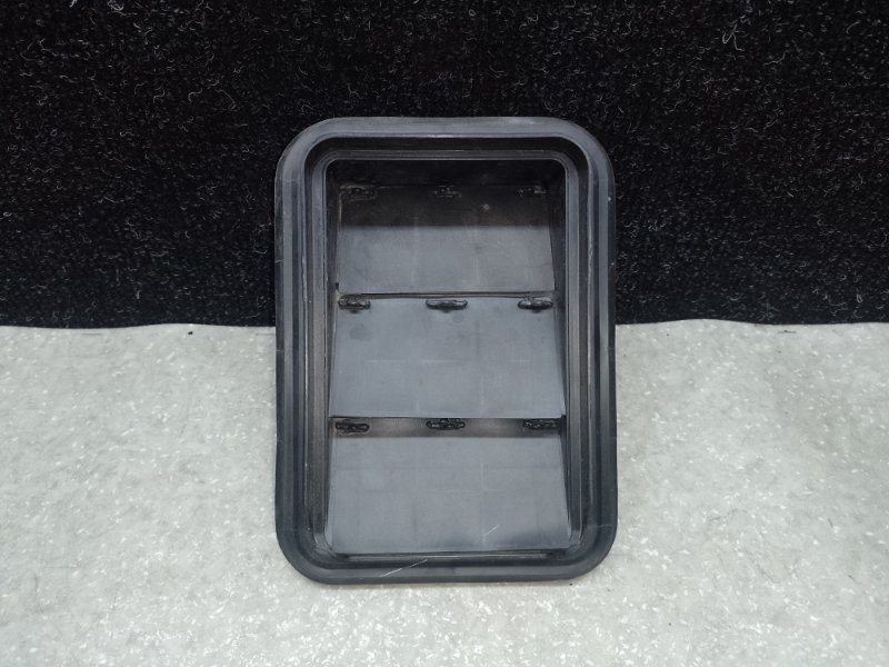 Клапан вентиляции салона задний TOYOTA PRIUS 16- 2017 1.8 2ZRFXE 62940-47010 Б/У