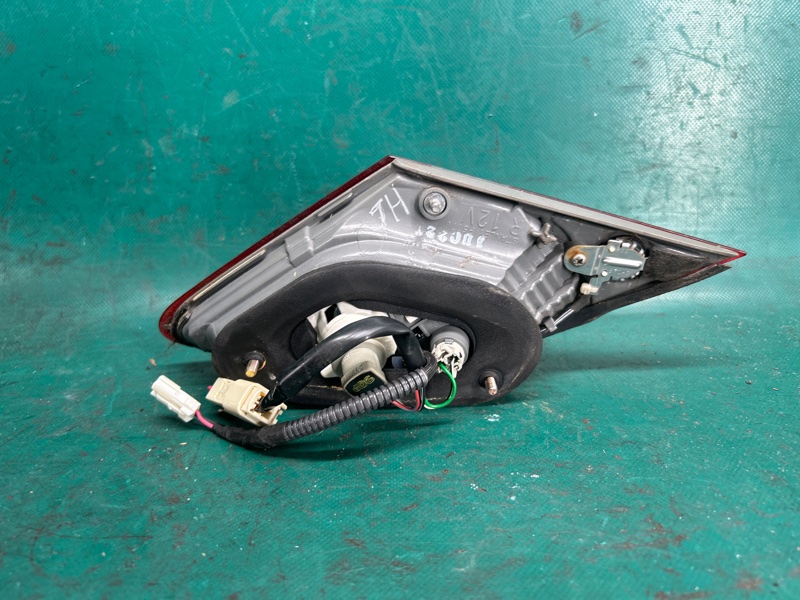 Фонарь внутренний правый AVALON 05-12 2006 3.5 2GR-FE