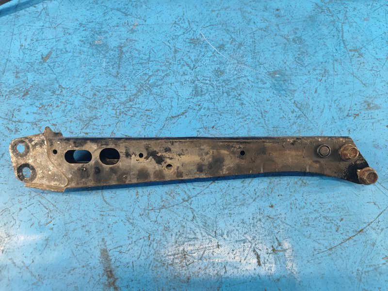 Кронштейн крепления передней панели левый PRIUS - 30 09-17 Кронштейн крепления передней панели левый PRIUS - 30 09-17