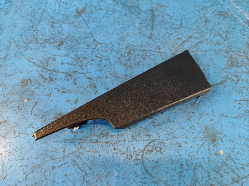 Накладка торпедо правая FORD MUSTANG 15- FR3B-63044B78-AE Б/У