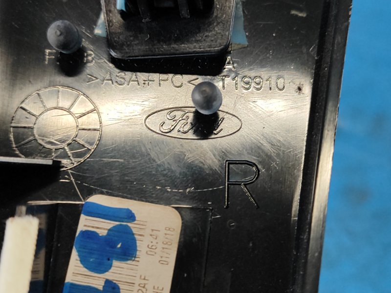 Накладка торпедо правая MUSTANG 15-