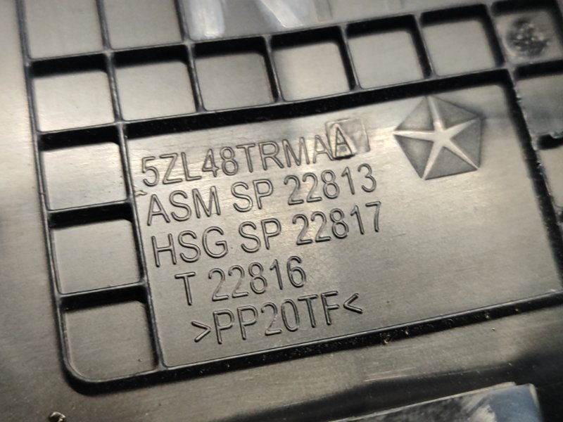 Дефлектор воздушный правый COMPASS 17-21 2018 2.4 EDD Дефлектор воздушный правый COMPASS 17-21 2018 2.4 EDD