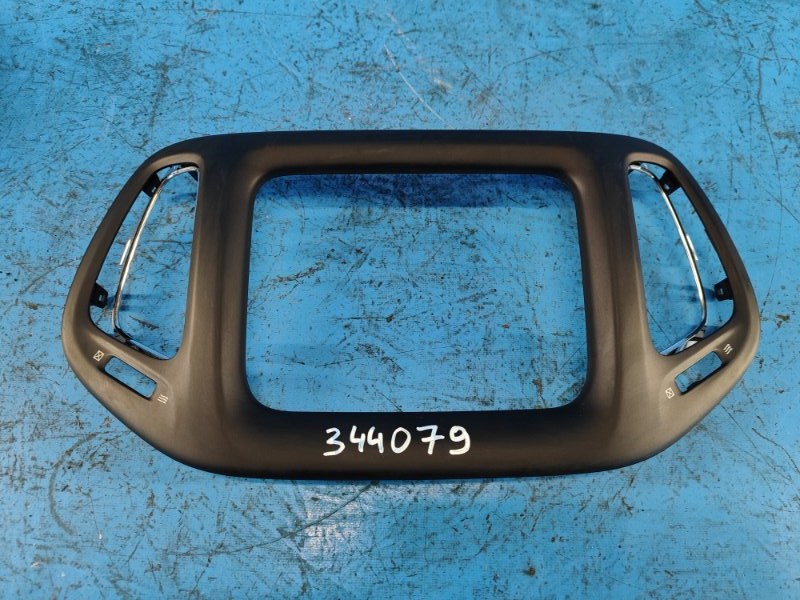 Накладка торпедо под магнитолу JEEP COMPASS 17-21 2018 2.4 EDD 5UT62TRMAA Б/У