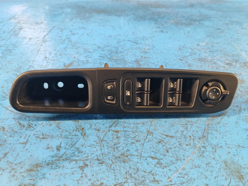 Запчасть блок управления стеклоподъемниками JEEP RENEGADE (BU) 14- 2015 2.4 ED6 6EZ84 LXHAA Б/У Блок управления стеклоподъемниками JEEP RENEGADE (BU) 14- 2015 2.4 ED6 6EZ84 LXHAA Б/У