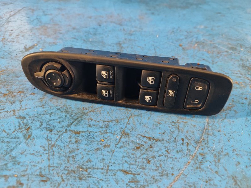 Запчасть блок управления стеклоподъемниками JEEP COMPASS 17-21 2018 2.4 EDD 6BZ27LXHAA Б/У Блок управления стеклоподъемниками JEEP COMPASS 17-21 2018 2.4 EDD 6BZ27LXHAA Б/У