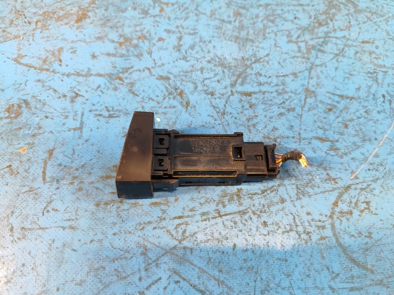 Кнопка стояночного тормоза HS250H (ANF10) 09-12 2009 2.4 2AZFXE Кнопка стояночного тормоза HS250H (ANF10) 09-12 2009 2.4 2AZFXE