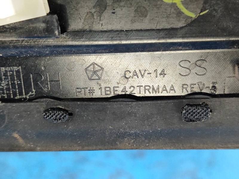 Накладка кузова передняя правая DODGE GRAND CARAVAN 08- 3.6 ERB Накладка кузова передняя правая DODGE GRAND CARAVAN 08- 3.6 ERB