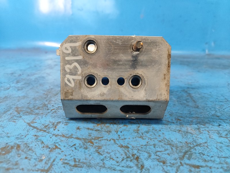 Кронштейн усилителя переднего бампера левый LEXUS CT200 11-17 1.8 2ZRFXE