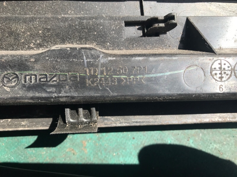 Пластик под лобовое стекло / Жабо CX-9 06-16 2007 3.5 Пластик под лобовое стекло / Жабо CX-9 06-16 2007 3.5