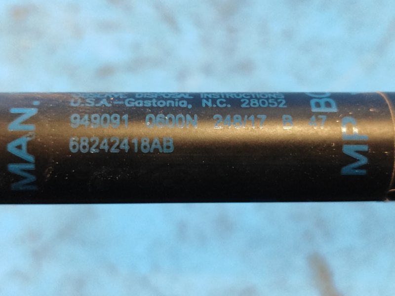 Амортизатор крышки багажника правый JEEP COMPASS 17-21 2.4 EDD Амортизатор крышки багажника правый JEEP COMPASS 17-21 2.4 EDD