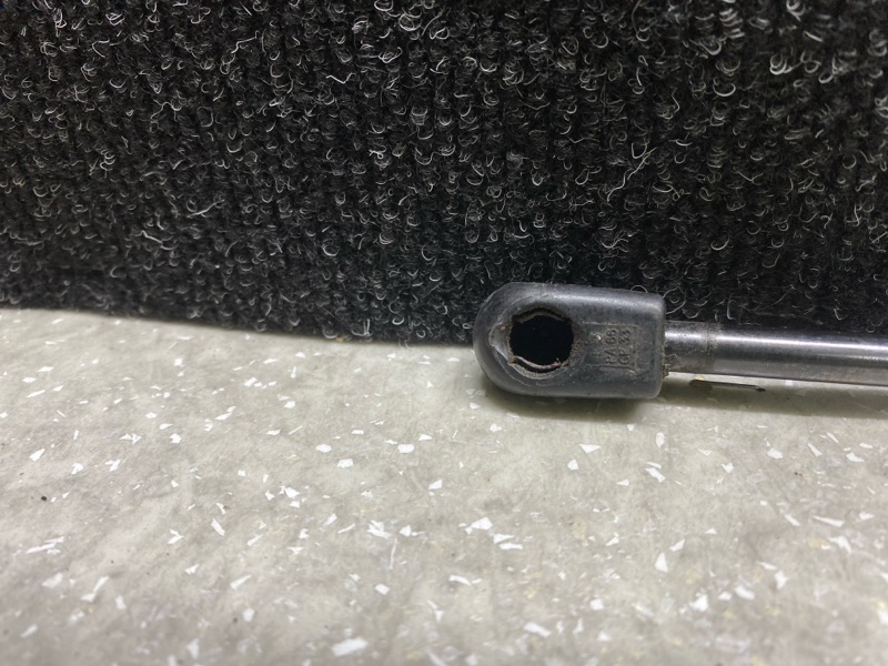 Амортизатор капота HYUNDAI SANTA FE (DM) 12-18 2.4 G4KJ Амортизатор капота HYUNDAI SANTA FE (DM) 12-18 2.4 G4KJ