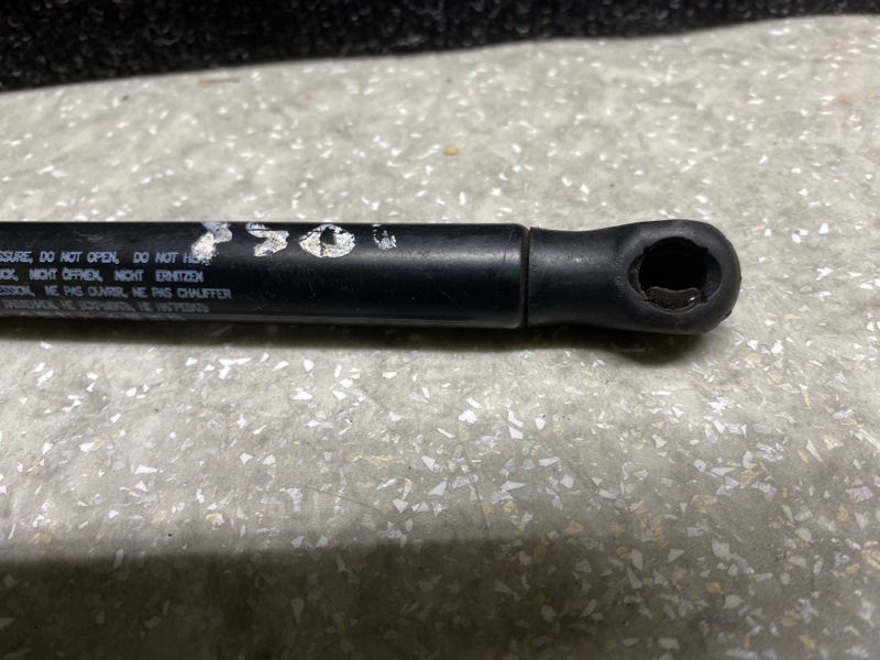 Амортизатор капота SANTA FE (DM) 12-18 2017 2.4 G4KJ Амортизатор капота SANTA FE (DM) 12-18 2017 2.4 G4KJ