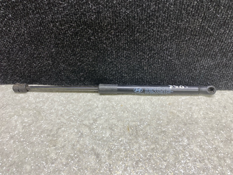 Амортизатор капота HYUNDAI SANTA FE (DM) 12-18 2017 2.4 G4KJ 81161-4Z000 Б/У